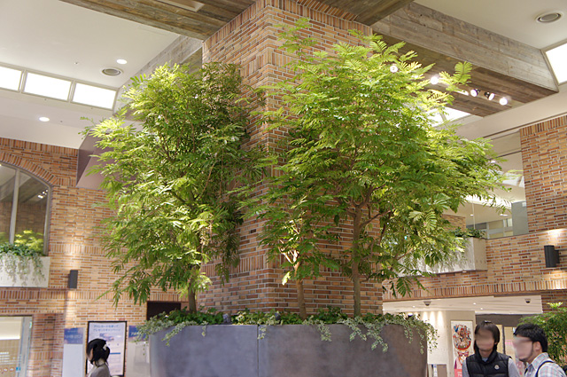 柱の壁面に植物の装飾