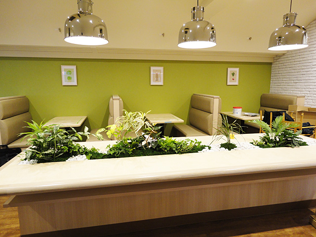 レストラン・飲食店　植物をテーブルに設置した例